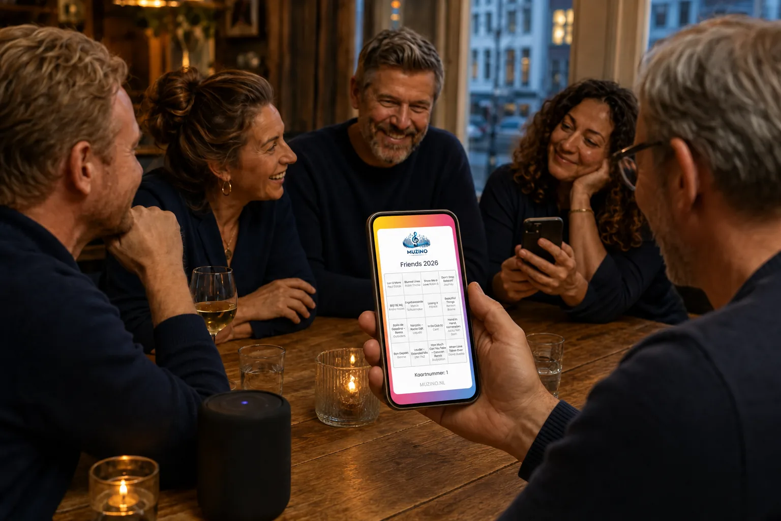 Sfeerbeeld van vrienden met de echte Muzino-spelerskaart op een normaal formaat telefoon